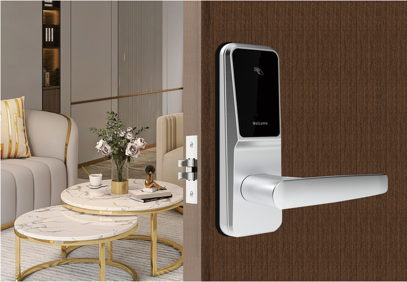 寝室の木製ドアのデジタルロック